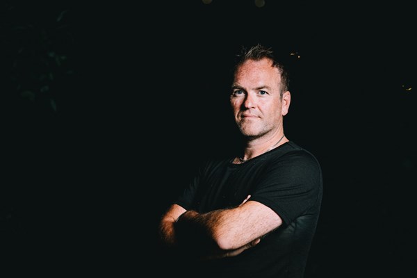 Bilde for Frank Iversen, fra "Frank & Tolle," om Danse med skjebnen. "Musikk, skuespill, scenografi og lysdesign bidro til å skape en troverdig og følelsesladet forestilling - som ga meg en sterk og tankevekkende emosjonell opplevelse".