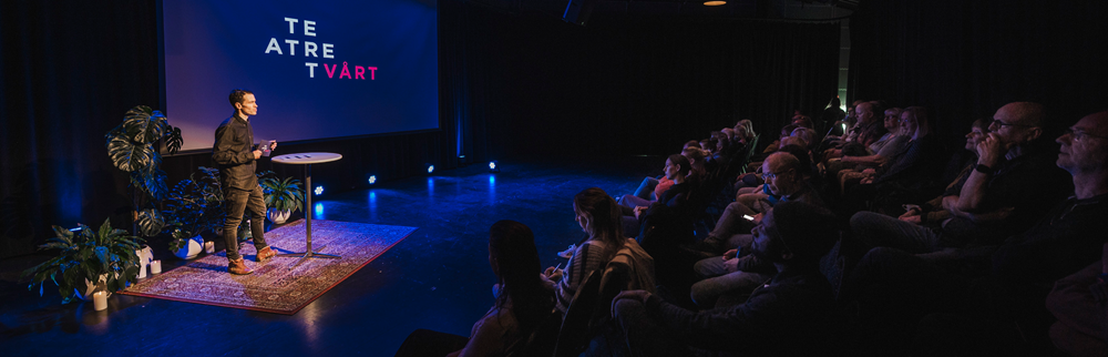 Teatersjef Kristian Lykkeslet Strømskag på repertoarpresentasjon høsten 2023 nettside.png Teatersjef Kristian Lykkeslet Strømskag på repertoarpresentasjon høsten 2023 nettside.png